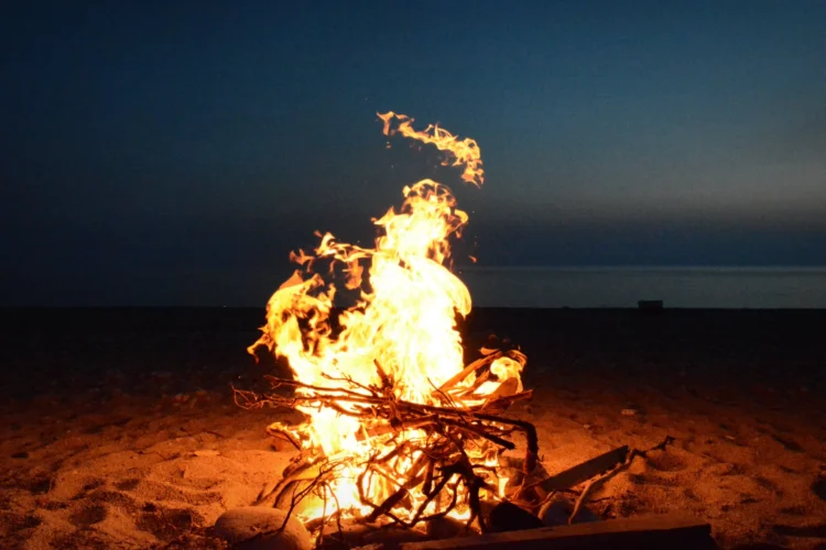 solstizio-d'estate-celebrazioni-estive-nel-mondo-italia-spagna-san-giovanni