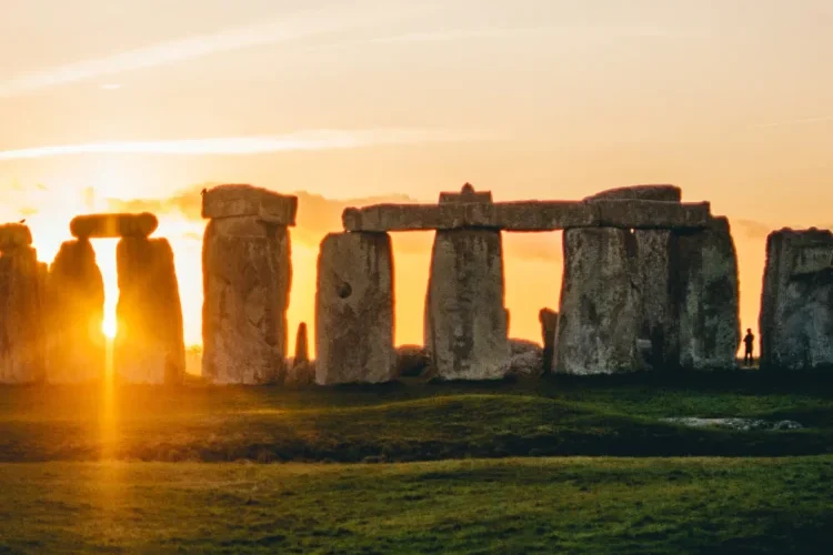 solstizio-d'estate-celebrazioni-estive-nel-mondo-regno-unito-alba-stonehenge